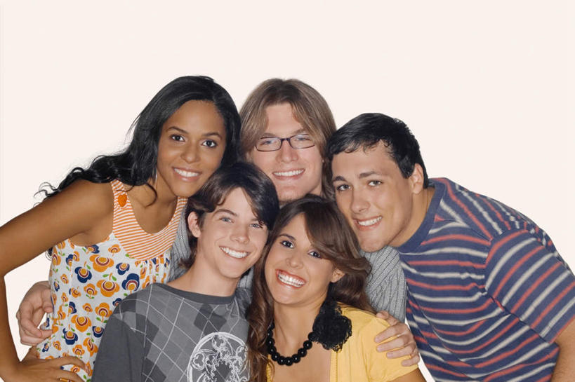 西方人,伙伴,朋友,站,坐,抱,笑,微笑,露齿笑,横图,室内,白天,白色背景,正面,友谊,欧洲,欧洲人,五个人,服装,棕色,许多人,休闲装,衣服,黄色,红色,蓝色,紫色,黑色,灰色,靠,靠着,站着,一群人,休闲,休闲服,摄影,服饰,影棚,抱着,搂着,友情,男人,男性,年轻男性,年轻女性,女人,女性,白种人,长发,卷发,怀抱,搂,搂抱,相抱,拥抱,站立,坐着,半身,彩图,影棚拍摄,拍摄,短发