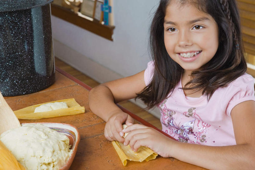 点心,面包,西方人,儿童,牙齿,一个人,站,横图,俯视,室内,白天,纯洁,欧洲,欧洲人,仅一个女性,仅一个人,许多,服装,碟子,粉末,钢丝,罐子,盘,面粉,食品,面点,粮食,休闲装,玻璃制品,食物,糕点,小孩,衣服,黑色,盘子,玻璃瓶,发箍,瓶子,碟,站着,仅一个小孩,休闲,休闲服,粉,可爱,童年,童趣,服饰,农产品,矫正,指头,童真,烂漫,无邪,原材料,粉状,天真,女孩,女人,女性,白种人,孩子,长发,站立,半身,彩图,高角度拍摄,女生