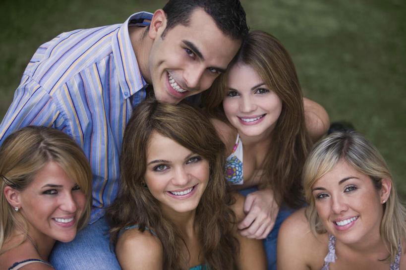 西方人,伙伴,朋友,坐,抱,笑,微笑,露齿笑,横图,俯视,室外,白天,友谊,草地,草坪,植物,欧洲,欧洲人,五个人,条纹,服装,棕色,许多人,注视,休闲装,草,衣服,黄色,红色,蓝色,绿色,紫色,白色,黑色,看,靠,靠着,一群人,休闲,休闲服,服饰,抱着,搂着,关注,友情,男人,男性,年轻男性,年轻女性,女人,女性,白种人,长发,卷发,怀抱,搂,搂抱,抬头,相抱,仰头,拥抱,坐着,半身,彩图,高角度拍摄,短发