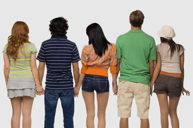 西方人,伙伴,朋友,站,握手,横图,室内,白天,友谊,帽子,欧洲,欧洲人,五个人,戴,短裤,服装,裤子,棕色,许多人,牛仔裤,休闲装,运动帽,背面,衣服,黄色,蓝色,绿色,白色,黑色,站着,一群人,休闲,休闲服,鸭舌帽,短裙,服饰,中裤,戴着,一顶,友情,男人,男性,年轻男性,年轻女性,女人,女性,白种人,长发,卷发,拉手,手拉手,手握手,站立,半身,彩图,短发