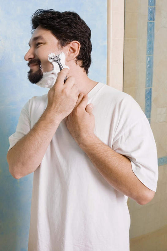 西方人,胡须,一个人,站,竖图,室内,白天,正面,欧洲,欧洲人,仅一个男性,仅一个人,仅一个中年男性,许多,握,服装,泡沫,剃须刀,墙,拿,拿着,休闲装,墙壁,墙面,衣服,蓝色,白色,泡泡,清洁,站着,休闲,休闲服,护理,握着,服饰,刮,剃须,仪容,仪表,男人,男性,中年男性,白种人,山羊胡,胡子,卷发,站立,半身,彩图,短发