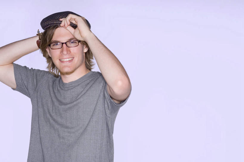 西方人,一个人,站,笑,微笑,露齿笑,横图,室内,白天,正面,帽子,欧洲,欧洲人,仅一个男性,仅一个人,一副,戴,服装,眼镜,棕色,休闲装,仅一个年轻男性,衣服,灰色,站着,休闲,休闲服,服饰,戴着,贝雷帽,近视眼镜,男人,男性,年轻男性,白种人,卷发,站立,半身,彩图,短发