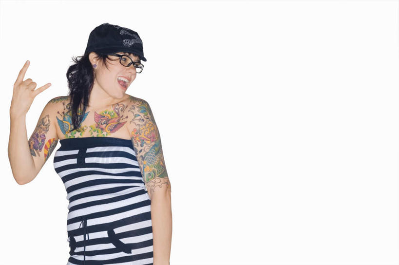 西方人,小指,一个人,站,笑,微笑,横图,室内,白天,白色背景,正面,爱情,时尚,欧洲,欧洲人,仅一个年轻女性,仅一个女性,仅一个人,指,条纹,服装,休闲装,方向,文化,纹身,衣服,蓝色,黑色,耳环,手势,站着,休闲,休闲服,个性,恋爱,竖,摄影,服饰,信仰,影棚,翘,指向,食指,刺青,追求,想象,文身,勇气,崇拜,张扬,耳饰,年轻女性,女人,女性,白种人,长发,站立,半身,彩图,影棚拍摄,拍摄