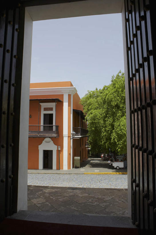 无人,家,栏杆,竖图,室外,白天,正面,旅游,度假,美景,植物,别墅,门,城市风光,标志建筑,城市,地标,建筑,阴影,光线,影子,房屋,屋子,景观,公寓,围栏,娱乐,建设,洋房,护栏,楼房,住宅,树,树木,蓝色,绿色,蓝天,天空,阳光,自然,门框,天,享受,休闲,景色,放松,生长,成长,北美,北美洲,美洲,圣胡安,首府,北亚美利加洲,亚美利加洲,圣胡安市,波多黎各,波多黎各自由邦,大安的列斯群岛,彩图,房子