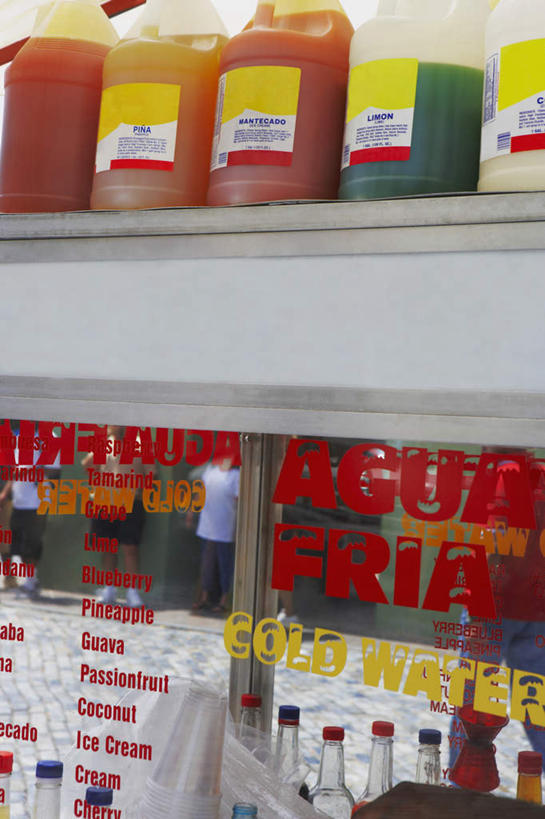 无人,商店,竖图,室内,特写,白天,正面,购物,消费,超市,静物,一排,整齐,英文,标志,文字,字符,字母,标识,排列,黄色,红色,绿色,瓶子,塑料制品,塑料瓶,金融,百货,英文字母,队列,选购,贸易,百货公司,血拼,超级市场,大卖场,彩图,购物商场,购物中心,商业中心