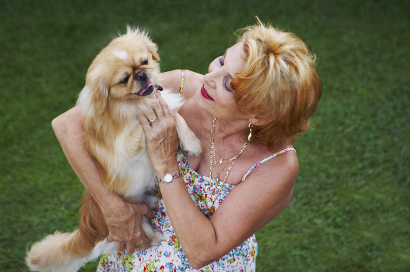 西方人,一个人,坐,抱,横图,室外,白天,正面,草地,草坪,植物,宠物,狗,欧洲,欧洲人,仅一个女性,仅一个人,一条,草,一只,黄色,绿色,动物,仅一个中年女性,金色,可爱,抱着,搂着,忠诚,京巴,女人,女性,中年女性,白种人,犬,搂,搂抱,坐着,半身,彩图,短发