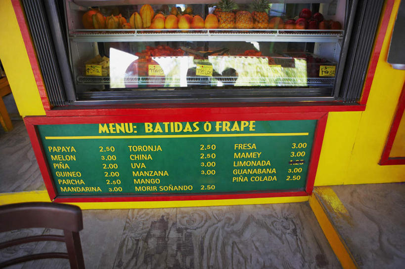 无人,餐厅,横图,俯视,室外,白天,窗户,一排,整齐,英文,标志,文字,字符,字母,标识,玻璃窗,排列,英文字母,队列,彩图,高角度拍摄,餐馆,饭店,饭馆