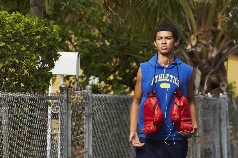 西方人,一个人,站,笑,微笑,横图,室外,白天,正面,锻炼,运动,拳击,欧洲,欧洲人,仅一个男性,仅一个人,服装,休闲装,仅一个年轻男性,衣服,蓝色,黑色,手套,站着,休闲,休闲服,连帽衫,服饰,体育,男人,男性,年轻男性,白种人,站立,半身,彩图,健身,短发