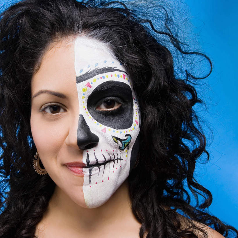 脸,头,脸颊,一个人,站,笑,微笑,方图,室内,特写,白天,正面,仅一个年轻女性,仅一个女性,仅一个人,蓝色背景,朦胧,模糊,骷髅,耳环,站着,摄影,影棚,油彩,耳饰,年轻女性,女人,女性,头部,长发,卷发,脸部,脸蛋,面部,站立,半身,彩图,影棚拍摄,拍摄