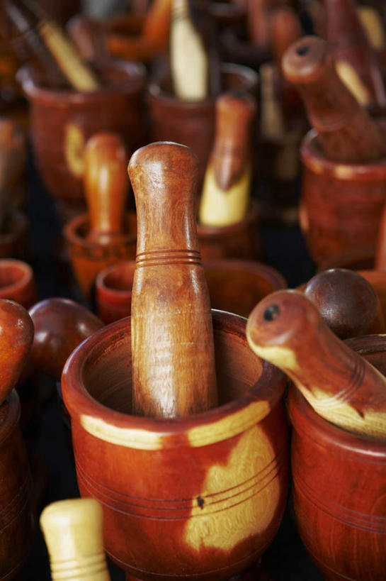 无人,竖图,俯视,室内,特写,白天,桌面,桌子,静物,一排,许多,花纹,朦胧,模糊,整齐,木制,图案,排列,红色,木制品,研磨,队列,研杵,研磨钵,彩图,高角度拍摄