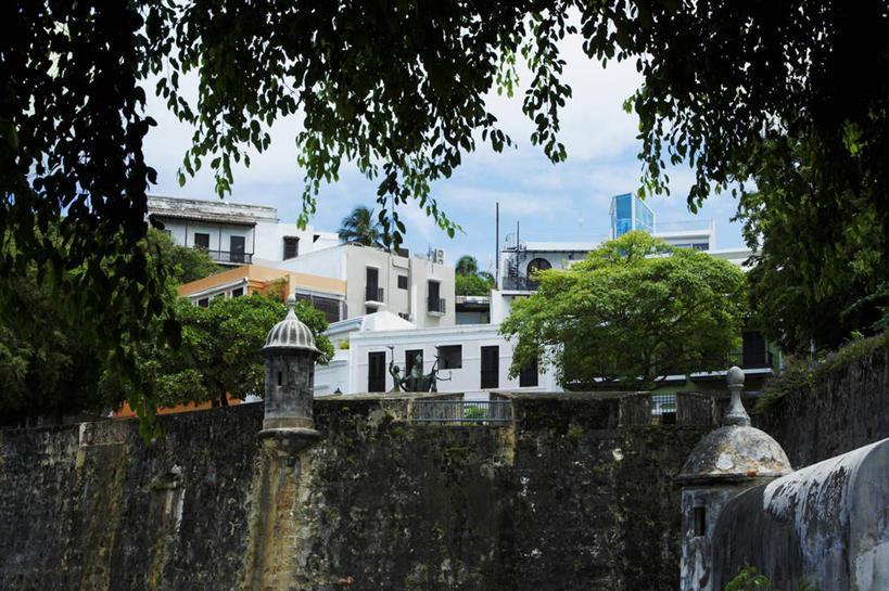 无人,家,横图,室外,白天,正面,旅游,度假,美景,名胜古迹,树林,植物,别墅,城市风光,标志建筑,城市,地标,建筑,朦胧,模糊,遗迹,房屋,墙,屋子,景观,云,云朵,公寓,云彩,古迹,文物,娱乐,建设,古建筑,洋房,楼房,墙壁,墙面,住宅,树,树木,蓝色,绿色,白云,蓝天,天空,自然,天,享受,休闲,旅游胜地,景色,放松,生长,晴朗,成长,北美,北美洲,美洲,古文明,北亚美利加洲,亚美利加洲,波多黎各,波多黎各自由邦,莫罗古堡,晴空,彩图,房子