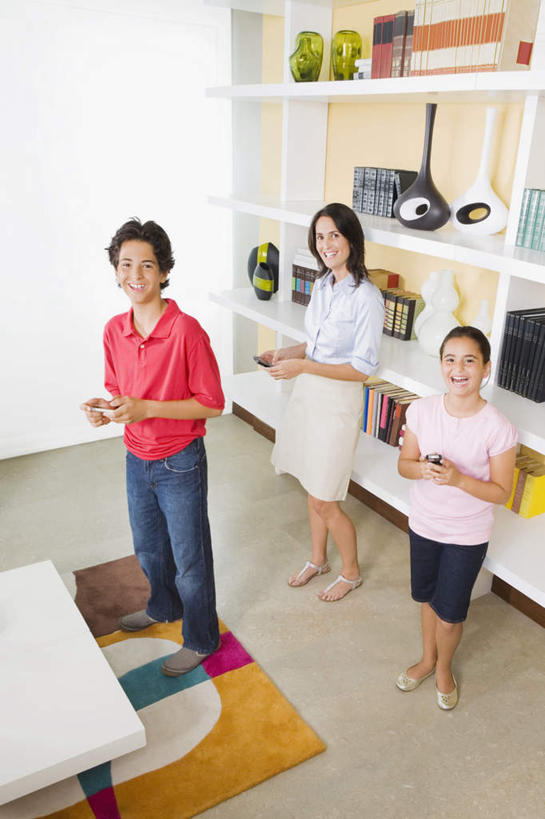 西方人,儿童,三个人,家庭,母亲,女儿,儿子,站,笑,打电话,微笑,露齿笑,竖图,俯视,室内,白天,纯洁,餐桌,地毯,桌子,电话,手机,欧洲,欧洲人,握,朦胧,模糊,毛毯,毯子,拿,拿着,通讯设备,小孩,站着,温暖,温馨,母女,母子,一家人,可爱,母爱,童年,童趣,握着,餐台,和睦,童真,烂漫,无邪,三部,交流,天真,男孩,男人,男性,年轻女性,女孩,女人,女性,白种人,孩子,年轻人,沟通,通话,站立,彩图,高角度拍摄,全身,融洽,男生,女生