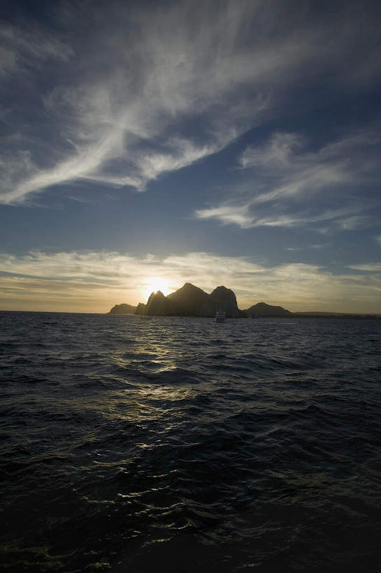 无人,竖图,室外,白天,正面,旅游,度假,海浪,海洋,礁石,石头,美景,墨西哥,阴影,朦胧,模糊,光线,石子,影子,景观,浪花,水平线,云,云朵,海平线,云彩,娱乐,蓝色,白云,蓝天,天空,阳光,自然,海水,天,享受,休闲,景色,放松,晴朗,北美,北美洲,自然风光,美洲,海景,北亚美利加洲,亚美利加洲,墨西哥合众国,仙人掌王国,圣卢卡斯角,大海,风浪,海,海水的波动,礁,近岸浪,石块,岩石,涌浪,晴空,彩图