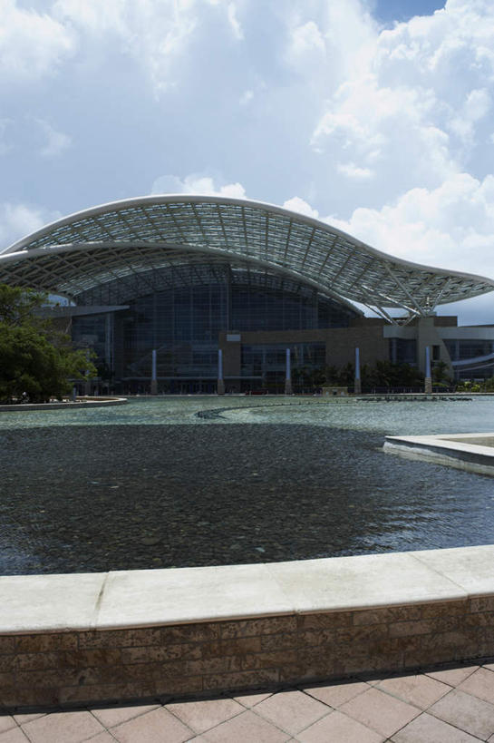 无人,竖图,室外,白天,正面,旅游,度假,水,标志建筑,地标,建筑,阴影,朦胧,模糊,光线,液体,影子,池塘,水滴,云,云朵,云彩,娱乐,建设,蓝色,白云,蓝天,天空,阳光,天,享受,休闲,旅游胜地,放松,晴朗,北美,北美洲,美洲,圣胡安,首府,北亚美利加洲,亚美利加洲,圣胡安市,波多黎各,波多黎各自由邦,大安的列斯群岛,晴空,彩图