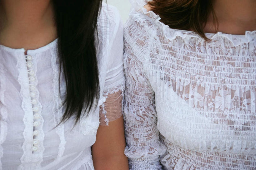 西方人,胸,两个人,伙伴,朋友,站,横图,室内,特写,白天,白色背景,正面,友谊,欧洲,欧洲人,服装,朦胧,模糊,装饰,蕾丝,花边,休闲装,衣服,站着,休闲,休闲服,摄影,服饰,影棚,华丽,修饰,点缀,衬托,美观,雅致,雅观,抽纱,友情,年轻女性,女人,女性,白种人,胸部,站立,半身,彩图,影棚拍摄,拍摄