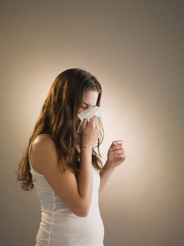 西方人,一个人,站,举,闭眼,竖图,室内,白天,正面,欧洲,欧洲人,仅一个年轻女性,仅一个女性,仅一个人,握,灰色背景,朦胧,模糊,餐巾纸,拿,拿着,一个,纸巾,托,站着,握着,摄影,影棚,单个,纸手帕,年轻女性,女人,女性,白种人,闭眼睛,闭着眼,闭着眼睛,举起,举手,举着,向上举,向上伸,向上托,站立,半身,彩图,影棚拍摄,拍摄