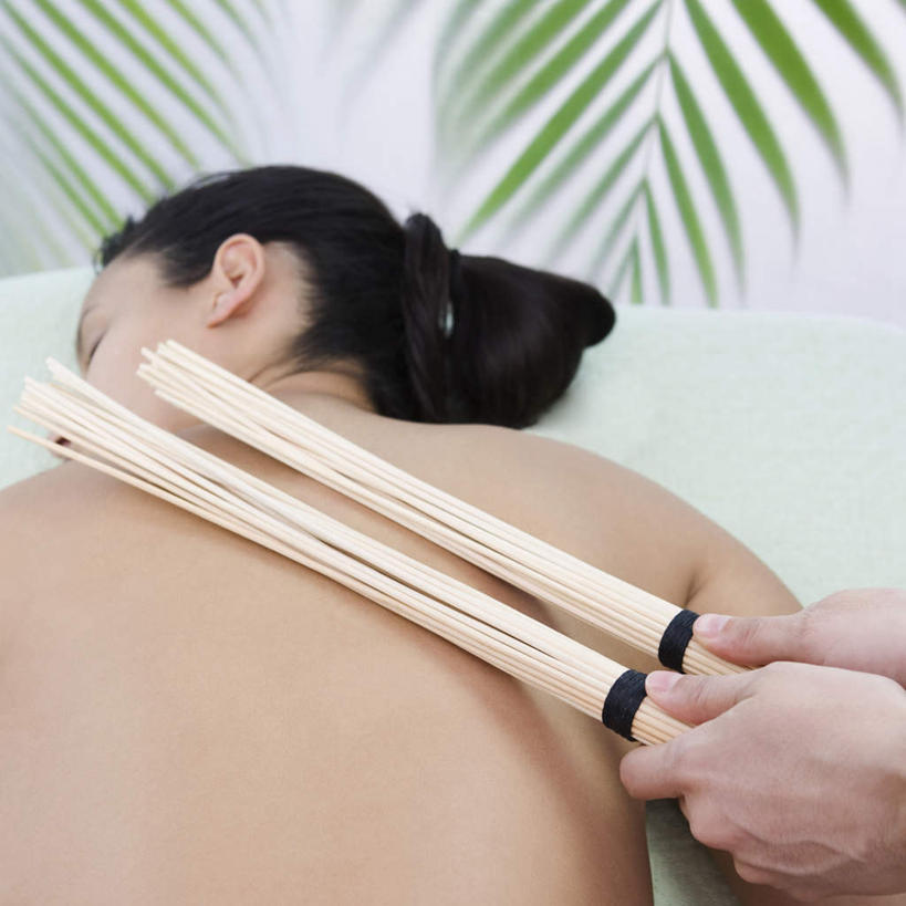 西方人,两个人,按摩师,竖图,俯视,室内,白天,按摩,叶子,欧洲,欧洲人,竹制,朦胧,模糊,棍子,绿叶,裸露,两个,享受,健康,嫩叶,保健,竹制品,敲背,裸,指压,男人,男性,年轻男性,年轻女性,女人,女性,白种人,叶,叶片,技师,半身,彩图,高角度拍摄,推拿