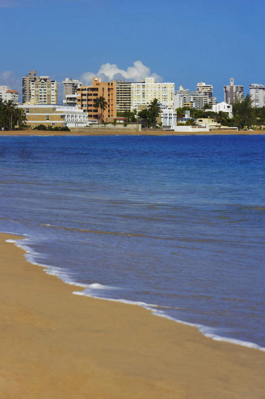 无人,高楼大厦,竖图,室外,白天,正面,度假,海浪,海洋,美景,沙滩,城市风光,城市,大厦,建筑,摩天大楼,沙子,海岸,景观,浪花,沙地,娱乐,建设,蓝色,蓝天,天空,海水,天,享受,休闲,景色,放松,晴朗,北美,北美洲,美洲,海景,圣胡安,万里无云,首府,北亚美利加洲,亚美利加洲,圣胡安市,波多黎各,波多黎各自由邦,大安的列斯群岛,大海,风浪,海,海水的波动,海滩,近岸浪,涌浪,晴空,晴空万里,彩图,大楼,高层建筑,高楼,摩天楼