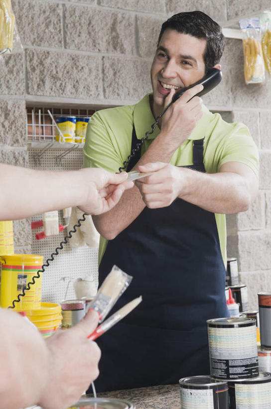 西方人,两个人,夫妻,举,笑,说,打电话,微笑,露齿笑,竖图,室内,白天,正面,爱情,讨论,电话,欧洲,欧洲人,握,笔,办公用品,浪漫,拿,拿着,通讯设备,相视,文具,画笔,话筒,学习用品,托,两只,面对面,电话线,恩爱,握着,恋人,对视,颜料,文具用品,相对,染料,相看,交流,男人,男性,年轻男性,年轻女性,女人,女性,白种人,夫妇,情侣,电话机,沟通,讲话,交谈,举起,举手,举着,商讨,说话,谈话,通话,向上举,向上伸,向上托,半身,彩图,伴侣