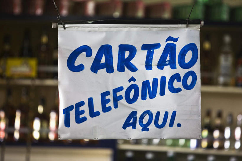 无人,商店,横图,室内,特写,白天,正面,购物,消费,静物,一排,许多,吊挂,悬挂,朦胧,模糊,整齐,英文,标志,布,罐子,文字,字符,字母,警告,挂,标识,玻璃制品,排列,一个,蓝色,白色,玻璃瓶,瓶子,警示,金融,百货,单个,英文字母,禁止,布匹,提醒,队列,提示,限制,选购,贸易,血拼,危险,彩图,店铺,杂货店,杂货铺