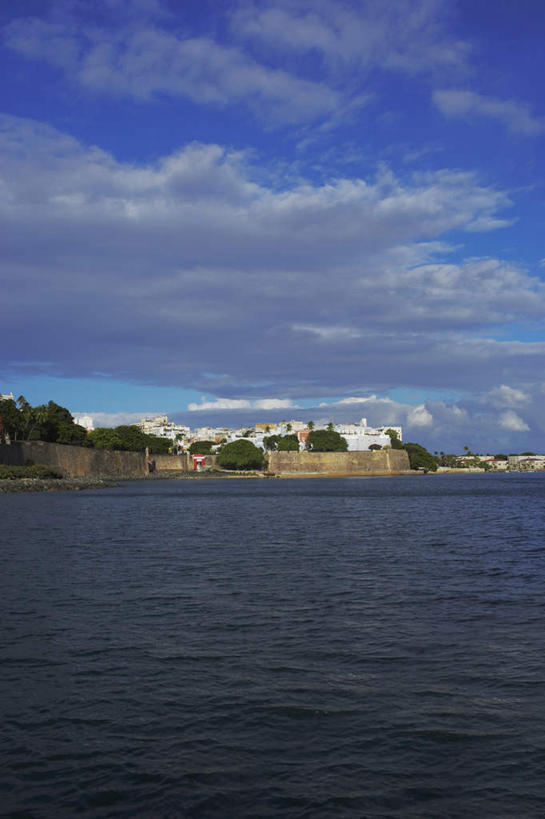 无人,家,竖图,室外,白天,正面,旅游,度假,海浪,海洋,美景,城市风光,城市,建筑,一排,许多,整齐,房屋,屋子,景观,浪花,云,云朵,公寓,云彩,娱乐,建设,洋房,楼房,住宅,排列,蓝色,白云,蓝天,天空,海水,天,享受,休闲,景色,放松,晴朗,北美,北美洲,队列,美洲,海景,圣胡安,首府,北亚美利加洲,亚美利加洲,圣胡安市,波多黎各,波多黎各自由邦,大安的列斯群岛,大海,风浪,海,海水的波动,近岸浪,涌浪,晴空,彩图,房子