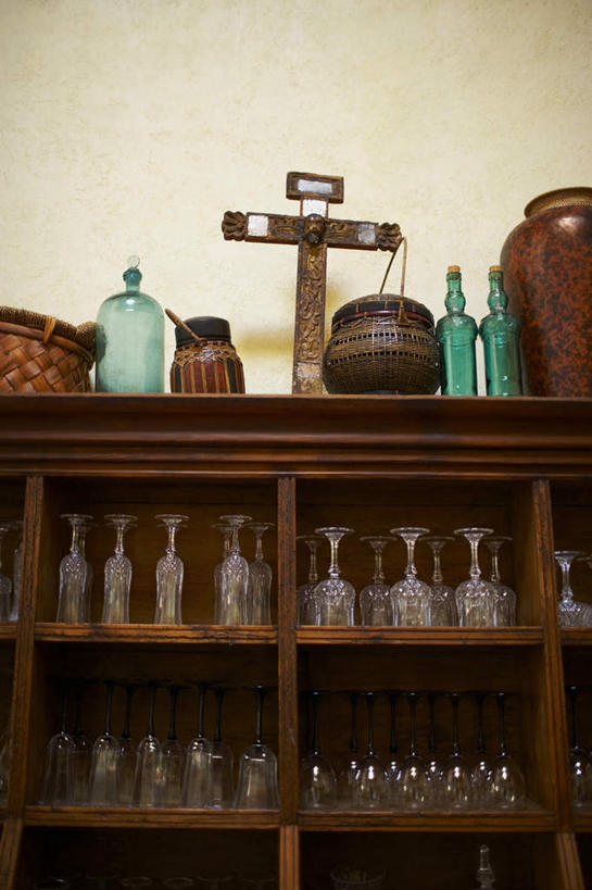 无人,竖图,室内,白天,仰视,柜子,杯子,木雕,雕塑,一排,许多,艺术,整齐,装饰,雕刻,雕像,高脚杯,十字架,墙,红酒杯,墙壁,墙面,玻璃制品,酒瓶,排列,一个,玻璃瓶,酒杯,瓶子,工艺品,橱柜,单个,纪念,美术,队列,主题,陈列,功能,美学,倒扣,玻璃杯,彩图,低角度拍摄