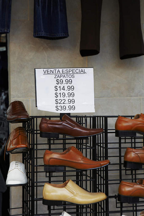 无人,商店,竖图,室外,白天,正面,鞋,购物,消费,超市,鞋子,一排,许多,整齐,标价,墙,皮革,警告,墙壁,墙面,排列,价格,警示,金融,百货,禁止,提醒,服装店,队列,提示,限制,选购,贸易,百货公司,服饰店,血拼,危险,彩图,皮鞋,购物商场,购物中心,商业中心