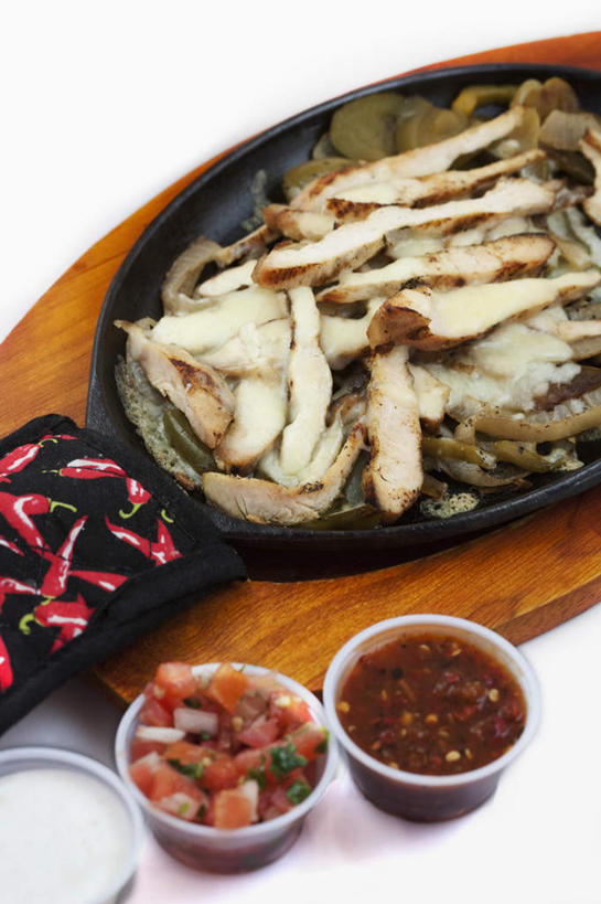 无人,竖图,俯视,室内,白天,白色背景,餐桌,桌面,桌子,餐具,一堆,许多,堆叠,堆积,碟子,盘,调料,鸡肉,肉,烤肉,调味品,调味料,肉酱,肉类,一个,盘子,碟,摄影,影棚,单个,餐台,堆,肉食,彩图,高角度拍摄,影棚拍摄,拍摄