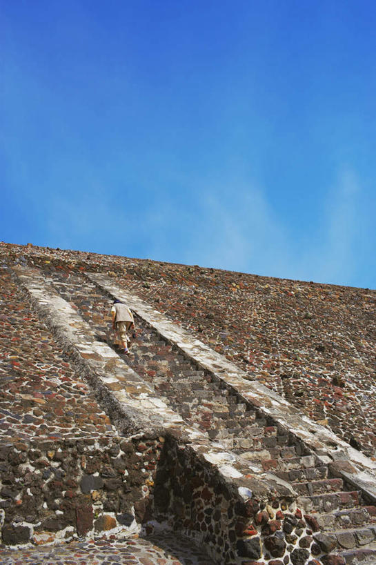 西方人,一个人,走,竖图,室外,白天,仰视,旅游,度假,美景,名胜古迹,城市,地标,墨西哥,欧洲,欧洲人,仅一个男性,仅一个人,遗迹,三角形,景观,云,云朵,首都,云彩,古迹,历史,文物,娱乐,古建筑,仅一个年轻男性,蓝色,白云,蓝天,天空,自然,天,享受,休闲,旅游胜地,景色,金字塔,放松,晴朗,北美,陵墓,北美洲,玛雅金字塔,自然风光,美洲,古文明,墨西哥城,特奥蒂瓦坎,方锥形,北亚美利加洲,亚美利加洲,墨西哥合众国,仙人掌王国,阿兹特克金字塔,阿兹特克金字塔大神庙,狄奥提瓦康,迪奥狄华肯,联邦区,特奥蒂瓦坎古城,月亮金字塔,男人,男性,年轻男性,白种人,晴空,步行,散步,走路,彩图,低角度拍摄,全身,游览,标志性建筑