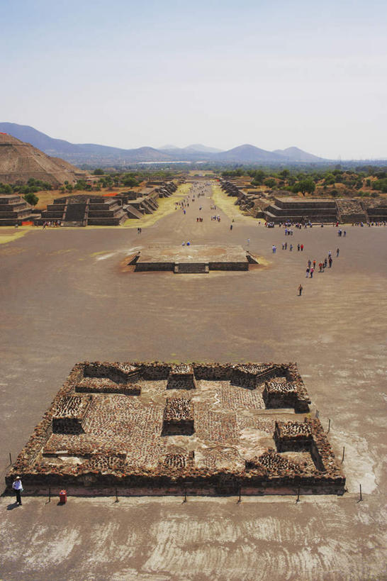 无人,竖图,俯视,航拍,室外,白天,旅游,度假,名胜古迹,山,山脉,城市,地标,墨西哥,遗迹,三角形,山峰,山峦,首都,古迹,历史,文物,娱乐,古建筑,蓝色,蓝天,天空,群山,天,享受,休闲,旅游胜地,金字塔,放松,晴朗,北美,陵墓,北美洲,玛雅金字塔,鸟瞰,美洲,古文明,万里无云,墨西哥城,特奥蒂瓦坎,方锥形,北亚美利加洲,亚美利加洲,墨西哥合众国,仙人掌王国,阿兹特克金字塔,阿兹特克金字塔大神庙,狄奥提瓦康,迪奥狄华肯,联邦区,特奥蒂瓦坎古城,月亮金字塔,晴空,晴空万里,彩图,高角度拍摄,标志性建筑