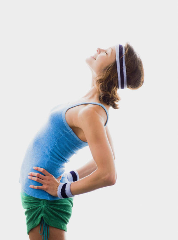 西方人,一个人,站,闭眼,竖图,室内,白天,白色背景,侧面,欧洲,欧洲人,仅一个年轻女性,仅一个女性,仅一个人,发带,手叉腰,叉腰,站着,摄影,影棚,后仰,双手叉腰,年轻女性,女人,女性,白种人,闭眼睛,闭着眼,闭着眼睛,抬头,仰头,站立,半身,彩图,影棚拍摄,拍摄