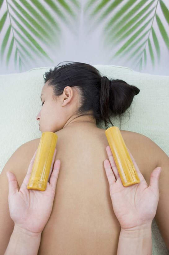 西方人,两个人,站,竖图,俯视,室内,白天,按摩,美容,床,叶子,欧洲,欧洲人,一张,护肤,敲打,握,竹制,棍子,绿叶,床单,拿,拿着,被子,两个,趴着,站着,保养,享受,休闲,健康,嫩叶,放松,握着,SPA水疗,保健,温泉浴场,单人床,竹制品,被单,敲背,养颜,指压,男人,男性,年轻男性,年轻女性,女人,女性,白种人,叶,叶片,矿泉疗养地,趴,站立,半身,彩图,高角度拍摄,水疗,推拿