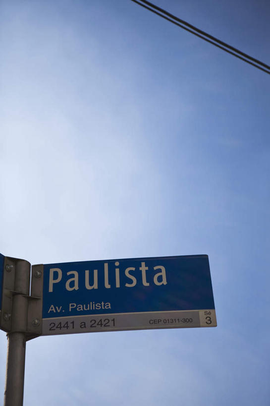 无人,竖图,室外,白天,仰视,指示牌,巴西,英文,标志,文字,字符,字母,警告,标识,路牌,蓝色,蓝天,天空,天,南美,警示,晴朗,英文字母,禁止,提醒,南美洲,拉丁美洲,提示,限制,美洲,万里无云,巴西联邦共和国,首府,亚美利加洲,南亚美利加洲,圣保罗,圣保罗市,圣保罗州,危险,晴空,晴空万里,彩图,低角度拍摄