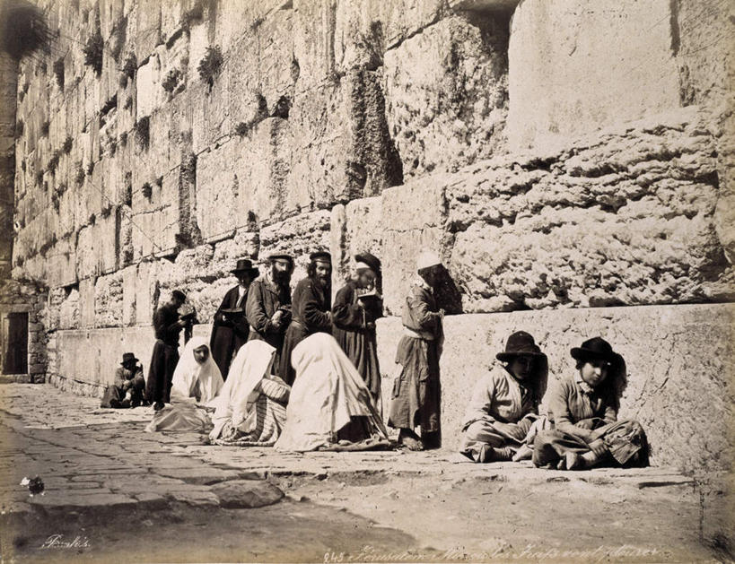 东方人,儿童,站,坐,横图,室外,白天,正面,石头,帽子,亚洲,一堆,阴影,堆叠,堆积,服装,节日,光线,长袍,石子,头巾,影子,墙,许多人,黄种人,文化,墙壁,墙面,小孩,衣服,靠,靠着,祈祷,站着,一群人,健康,许愿,宗教,服饰,信仰,纪念,堆,祈求,衣着,穿着,泛黄,老照片,衣饰,旧照,平安,男孩,男人,男性,女孩,女人,女性,亚洲人,石块,岩石,站立,坐着,彩图,全身,男生,女生