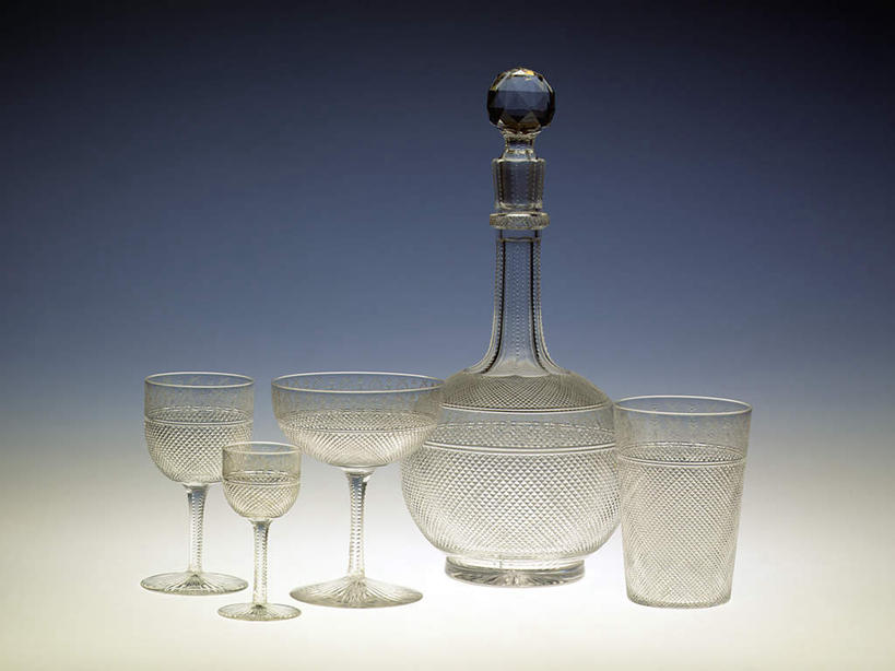 无人,横图,俯视,室内,特写,白天,桌面,桌子,杯子,阴影,艺术,装饰,反射,木制,高脚杯,罐子,文字,影子,红酒杯,玻璃制品,酒杯,木制品,瓶子,创意,摄影,影棚,华丽,修饰,点缀,创新,衬托,美观,雅致,雅观,新意,富丽,华美,艺术字,装饰字,玻璃杯,彩图,高角度拍摄,影棚拍摄,拍摄