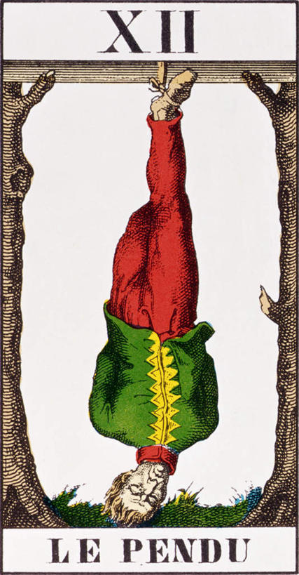 西方人,一个人,无人,闭眼,竖图,室内,白天,白色背景,正面,民族服装,绘画,植物,欧洲,欧洲人,仅一个男性,仅一个人,仅一个中年男性,吊挂,悬挂,服装,艺术,英文,标志,人偶,玩偶,文字,字符,字母,树桩,古典,挂,文化,标识,树,树干,树木,衣服,绿色,自然,卡片,工艺品,品味,木桩,服饰,生长,成长,英文字母,美术,高雅,衣着,穿着,诅咒,塔罗牌,占卜,算命,巫毒娃娃,美学,邪恶,巫术,大阿卡那牌,衣饰,巫毒人偶,巫术娃娃,男人,男性,中年男性,白种人,闭眼睛,闭着眼,闭着眼睛,彩图,全身,传统服装,民俗服