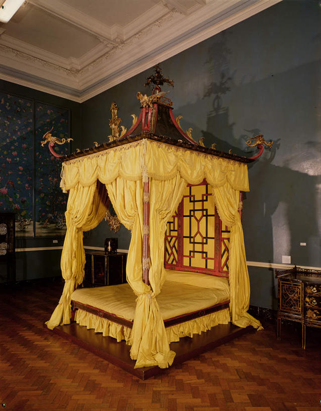 无人,竖图,室内,白天,正面,窗帘,床,地板,柜子,卧室,雕塑,阴影,艺术,装饰,光线,雕刻,雕像,影子,双人床,床单,地面,储物柜,被子,木地板,帘子,工艺品,遮阳,纪念,华丽,修饰,美术,点缀,被单,储存,主题,陈列,功能,美学,衬托,美观,雅致,雅观,储备,蕴藏,贮备,彩图,睡房,卧房,贮存