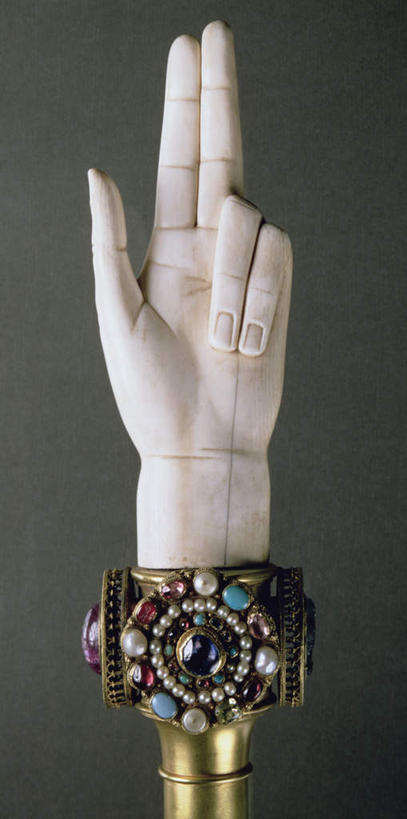 手,无人,竖图,室内,特写,白天,正面,静物,象牙,雕塑,黑色背景,节日,艺术,装饰,雕刻,雕像,文化,一个,工艺品,祈祷,健康,手部,许愿,摄影,宗教,信仰,影棚,单个,纪念,单手,华丽,修饰,祈求,美术,点缀,贵重,珍贵,宝石,主题,陈列,功能,美学,衬托,美观,雅致,雅观,红宝石,宝贵,平安,彩图,影棚拍摄,拍摄