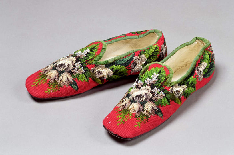 无人,横图,俯视,室内,白天,静物,鞋子,灰色背景,装饰,盛开,花蕾,花,花瓣,花朵,鲜花,两个,红色,花苞,花蕊,摄影,绣花鞋,影棚,华丽,修饰,点缀,衬托,美观,雅致,雅观,彩图,高角度拍摄,影棚拍摄,拍摄