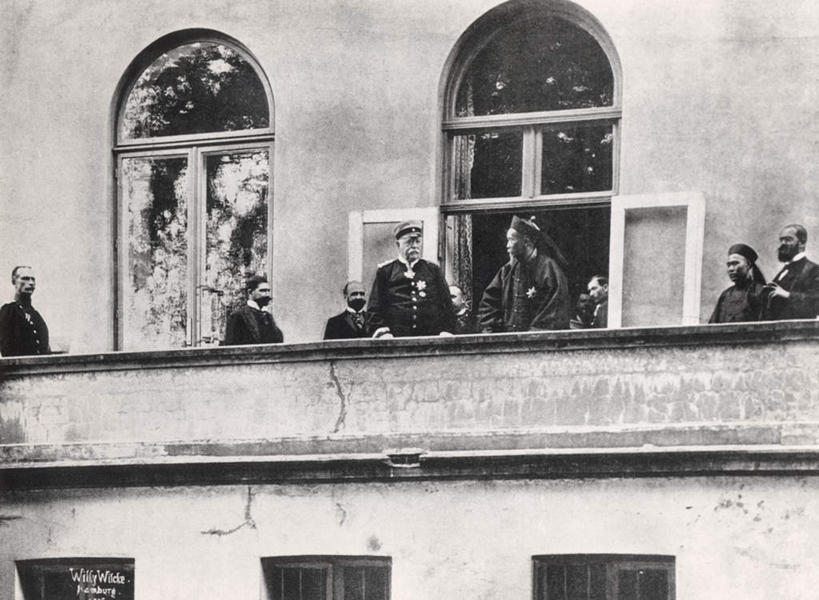 西方人,无人,站,横图,照片,室内,白天,正面,衬衫,西装,植物,窗户,欧洲,欧洲人,套装,正装,墙,领带,许多人,注视,职业装,玻璃窗,墙壁,墙面,树,树木,绿色,自然,观察,看,站着,一群人,摄影,生长,成长,观看,察看,关注,政治家,总理,奥托.冯.俾斯麦,铁血首相,男人,男性,中年男性,白种人,相片,站立,半身,彩图,衬衣,拍摄,照相