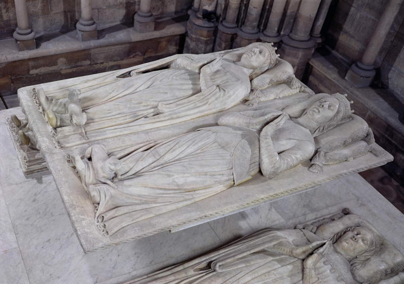 西方人,无人,三个人,夫妻,躺,闭眼,横图,俯视,室内,白天,爱情,皇冠,雕塑,欧洲,欧洲人,艺术,装饰,雕刻,雕像,浪漫,祝福,虔诚,工艺品,祈祷,双手合十,墓地,恩爱,恋人,纪念,美术,权威,坟墓,陵墓,高贵,主题,感谢,陈列,坟场,合十礼,合掌礼,合十,莲华合掌,感恩,功能,美学,权力,统治,卧着,男人,男性,女人,女性,中年男性,中年女性,白种人,夫妇,情侣,王冠,闭眼睛,闭着眼,闭着眼睛,躺着,卧,彩图,高角度拍摄,全身,伴侣