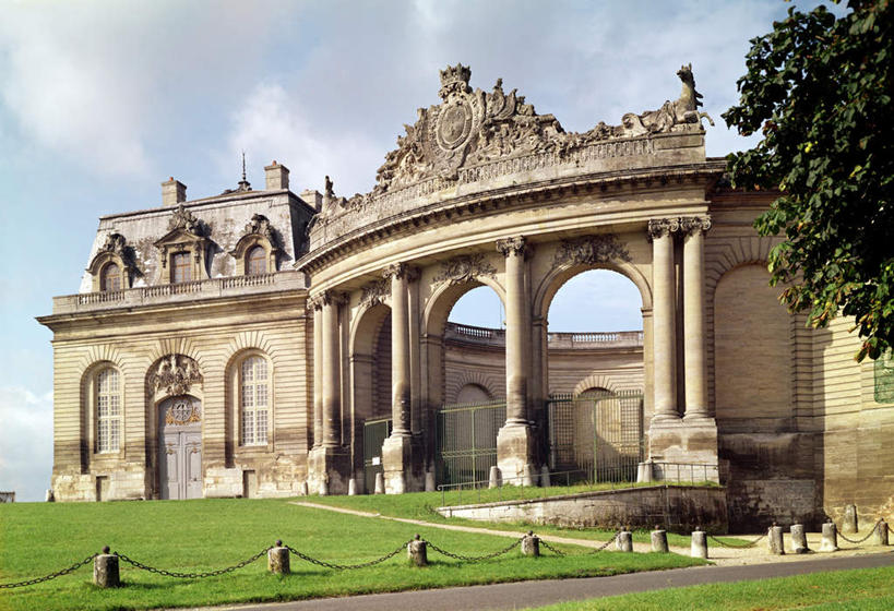 无人,栏杆,横图,室外,白天,仰视,度假,草地,草坪,石头,美景,植物,门,城市风光,城市,道路,路,雕塑,法国,欧洲,阴影,艺术,装饰,光线,雕刻,雕像,石子,影子,柱子,堡垒,城堡,墙,景观,云,云朵,拱门,围栏,小路,交通,云彩,娱乐,护栏,废墟,墙壁,墙面,草,树,树木,蓝色,绿色,白云,蓝天,天空,阳光,自然,工艺品,门框,天,享受,休闲,景色,放松,生长,晴朗,成长,纪念,美术,要塞,主题,陈列,法兰西共和国,功能,美学,法兰西第五共和国,尚蒂伊城堡,设防,石块,岩石,晴空,彩图,低角度拍摄