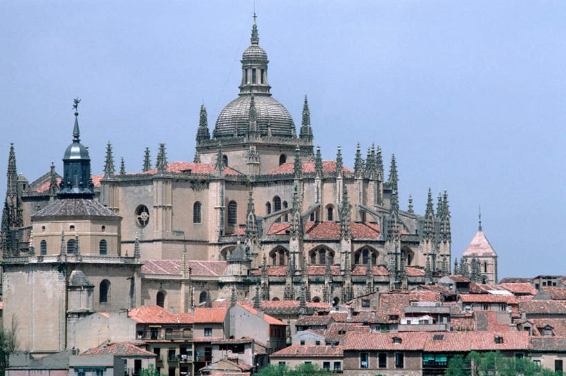 无人,家,教堂,横图,室外,白天,正面,旅游,度假,名胜古迹,植物,标志建筑,地标,建筑,西班牙,欧洲,阴影,节日,遗迹,光线,瓦片,影子,房屋,屋顶,屋子,顶棚,瓦,古迹,文化,文物,娱乐,建设,古建筑,楼房,塞哥维亚,住宅,树,树木,蓝色,绿色,蓝天,天空,阳光,自然,天,祈祷,享受,休闲,健康,旅游胜地,放松,许愿,宗教,建造,信仰,生长,晴朗,成长,纪念,祈求,基督教,南欧,天主教,信念,古文明,屋瓦,万里无云,首府,省会,西班牙王国,塞哥维亚省,平安,晴空,晴空万里,彩图,房子,大教堂,礼拜堂