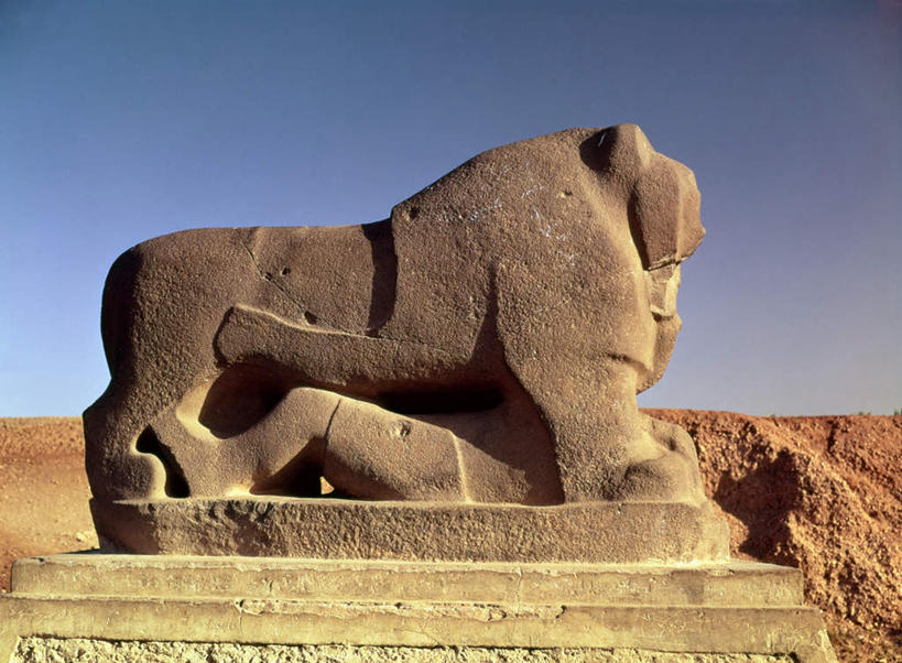 西方人,一个人,无人,站,躺,横图,室外,白天,侧面,旅游,度假,名胜古迹,楼梯,标志建筑,地标,建筑,哺乳动物,野生动物,狮子,静物,雕塑,欧洲,欧洲人,仅一个男性,仅一个人,阴影,遗迹,艺术,装饰,光线,雕刻,雕像,影子,阶梯,注视,古迹,文物,娱乐,建设,古建筑,台阶,仅一个年轻男性,一个,蓝色,蓝天,天空,阳光,动物,工艺品,天,观察,看,站着,享受,休闲,旅游胜地,放松,晴朗,单个,观看,纪念,美术,察看,关注,主题,凶猛,陈列,古文明,万里无云,功能,美学,巴比伦,巴比伦帝国,巴比伦王国,古巴比伦王国,美索不达米亚平原,卧着,残暴,凶残,男人,男性,年轻男性,白种人,晴空,晴空万里,躺着,卧,站立,彩图,全身