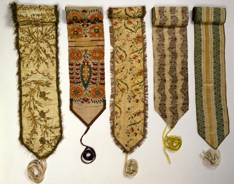 无人,横图,俯视,室内,特写,白天,白色背景,静物,刺绣,一排,阴影,花纹,整齐,装饰,反射,影子,排列,金色,摄影,影棚,华丽,修饰,点缀,富贵,队列,经书,忠诚,衬托,美观,雅致,雅观,富丽,名誉,荣华,经籍,彩图,高角度拍摄,影棚拍摄,拍摄