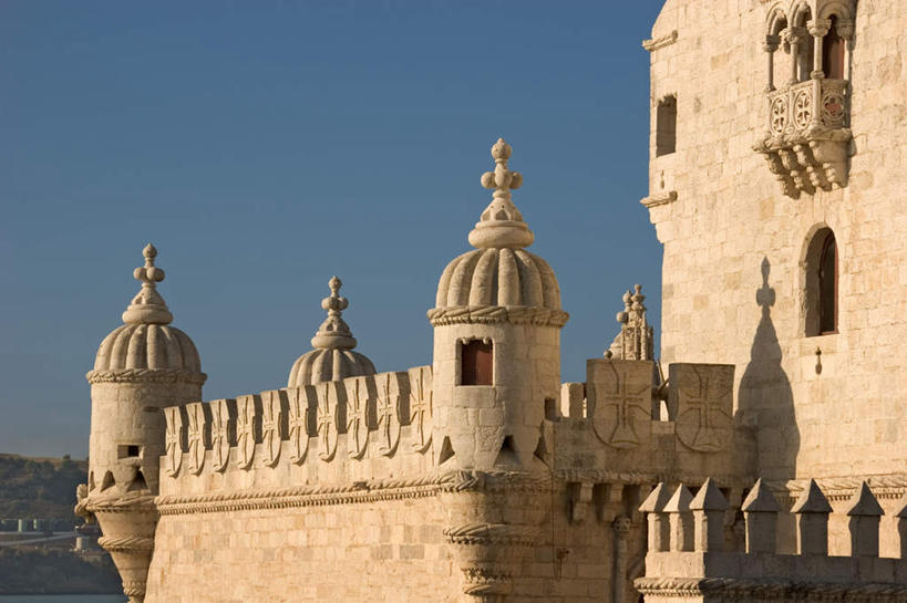 无人,横图,室外,白天,正面,旅游,度假,窗户,标志建筑,地标,建筑,葡萄牙,欧洲,阴影,装饰,光线,影子,堡垒,城堡,墙,塔,首都,娱乐,建设,里斯本,玻璃窗,墙壁,墙面,蓝色,蓝天,天空,阳光,天,享受,休闲,旅游胜地,放松,晴朗,华丽,修饰,点缀,要塞,南欧,贝伦塔,万里无云,衬托,美观,雅致,雅观,葡萄牙共和国,设防,晴空,晴空万里,彩图