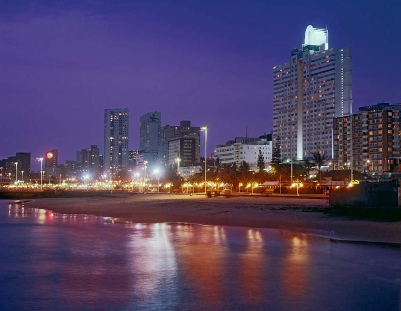 无人,高楼大厦,横图,室内,夜晚,正面,度假,办公楼,湖,湖泊,美景,水,城市风光,城市,大厦,建筑,路灯,摩天大楼,写字楼,夜景,照明,非洲,南非,阴影,光线,影子,湖面,景观,水流,水面,灯光,娱乐,灯,楼宇,湖水,享受,休闲,商务楼,景色,放松,照亮,照明设备,阿非利加洲,南非共和国,夸祖鲁.纳塔尔省,德班,彩图,大楼,高层建筑,高楼,摩天楼