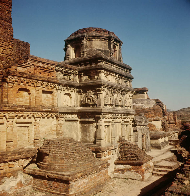 无人,寺庙,竖图,室外,白天,正面,旅游,度假,名胜古迹,标志建筑,地标,建筑,印度,亚洲,阴影,节日,遗迹,光线,影子,墙,燃烧,古迹,文化,文物,娱乐,建设,古建筑,墙壁,墙面,蓝色,蓝天,天空,阳光,香火,庙宇,天,祈祷,享受,休闲,健康,旅游胜地,放松,许愿,宗教,信仰,晴朗,纪念,祈求,南亚,古文明,万里无云,印度共和国,比哈尔邦,平安,晴空,晴空万里,彩图,庙,寺