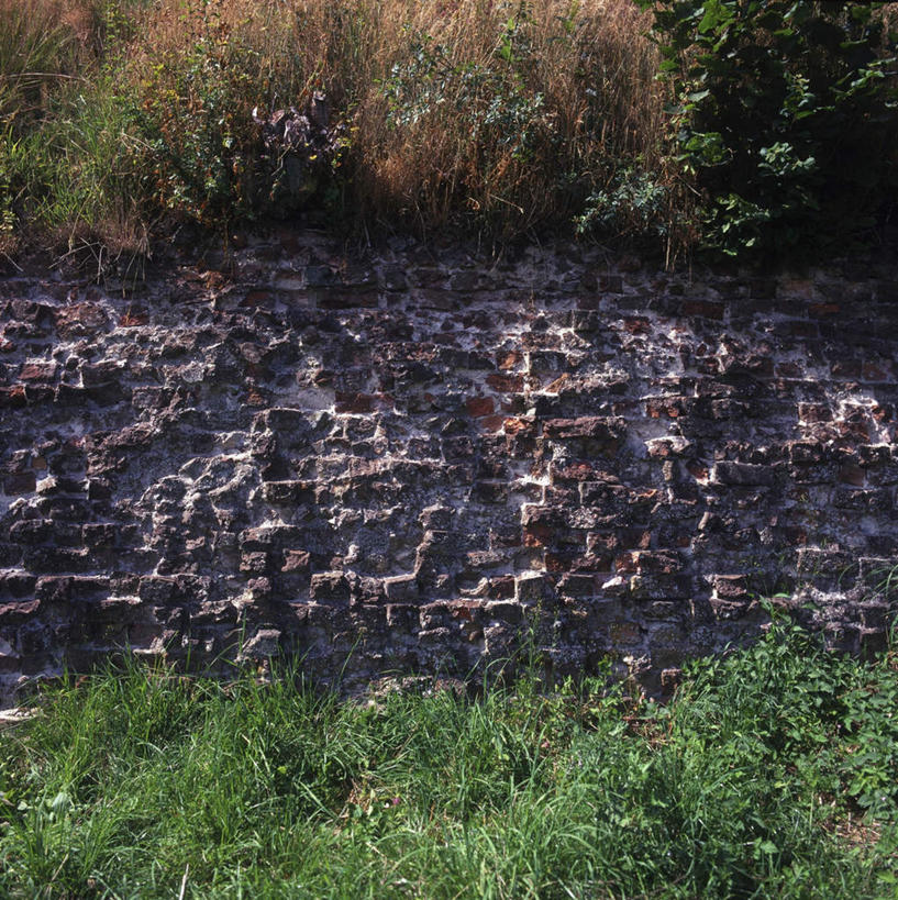 无人,竖图,室外,白天,正面,旅游,度假,草地,石头,植物,标志建筑,地标,建筑,丹麦,欧洲,阴影,光线,石子,影子,墙,娱乐,建设,墙壁,墙面,草,绿色,阳光,享受,休闲,旅游胜地,放松,北欧,丹麦王国,石块,岩石,彩图