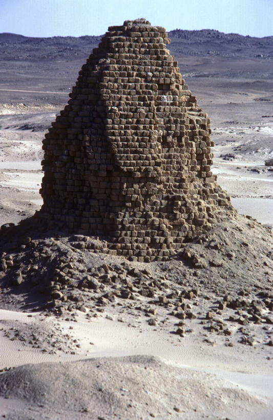 无人,竖图,室外,白天,正面,旅游,度假,石头,名胜古迹,沙漠,山,山脉,地标,非洲,埃及,苏丹,阴影,遗迹,光线,三角形,石子,影子,山峰,山峦,古迹,历史,文物,娱乐,古建筑,废墟,蓝色,蓝天,天空,阳光,群山,天,享受,休闲,旅游胜地,金字塔,放松,晴朗,陵墓,古埃及,古文明,北非,万里无云,古代七大奇迹,阿拉伯埃及共和国,金字塔之国,棉花之国,方锥形,阿非利加洲,苏丹共和国,努比亚,库赖迈,大漠,砂漠,石块,岩石,晴空,晴空万里,彩图,标志性建筑